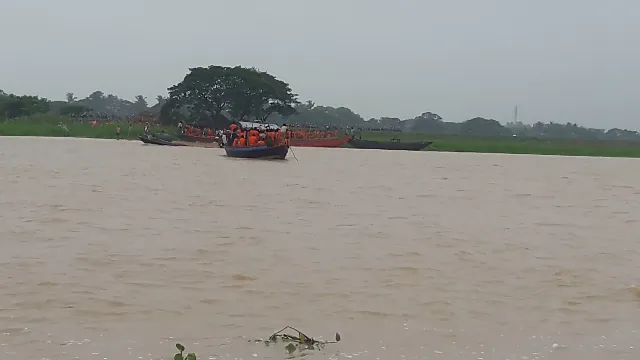 ମଝି ନଈରେ ଅଚଳ ହୋଇଗଲା ମୋଟରଚାଳିତ ଡଙ୍ଗା, ଅଳ୍ପକେ ବର୍ତ୍ତିଲେ ୫୦ରୁ ଊର୍ଦ୍ଧ୍ବ କାଉଡ଼ିଆ