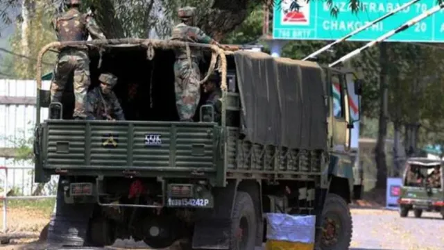 ୧୦୦ ଫୁଟ ଗଭୀର ଖାତରେ ଖସିପଡିଲା ଭାରତୀୟ ସେନାର ଟ୍ରକ, ୪ ଆହତ