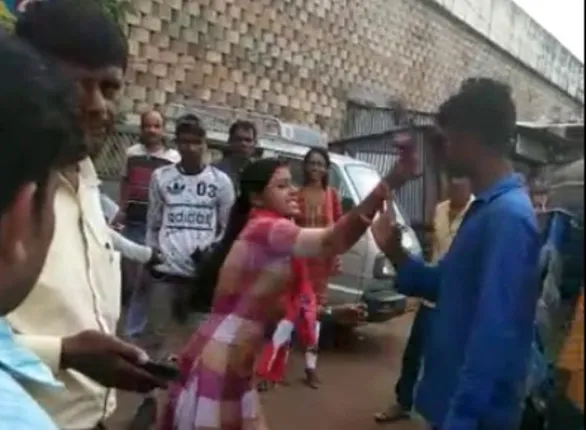 ଅସଦାଚରଣ ପାଇଁ ବିଚ୍‌ ରାସ୍ତାରେ ମହିଳାଙ୍କ ହାତରୁ ଜୋତା ମାଡ଼ ଖାଇଲେ ଅଟୋ ଚାଳକ, ଦେଖନ୍ତୁ ଭିଡିଓ