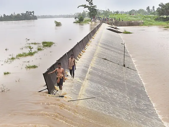 ଭରା ପାଣିରେ ବାଜି ଲାଗୁଛି ଜୀବନ