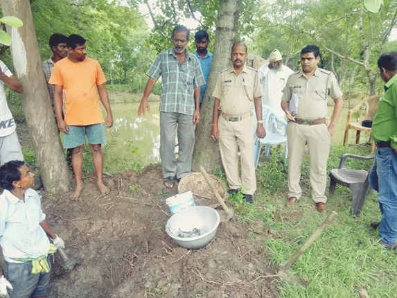୫ ବର୍ଷ ପରେ ମାଟିତଳୁ କଢ଼ାଗଲା ଶବ, ପରୀକ୍ଷା ପାଇଁ ଗଲା ହାଡ଼ ଖପୁରୀ