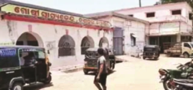 ଅବ୍ୟବସ୍ଥା ଘେରରେ ଦଶପଲ୍ଲା ଗୋଷ୍ଠୀ ସ୍ବାସ୍ଥ୍ୟକେନ୍ଦ୍ର : ନାହାନ୍ତି ବିଶେଷଜ୍ଞ, କାମରେ ଲାଗୁନି ଆମ୍ବୁଲାନ୍ସ, ଅଚଳ ହୋଇପଡ଼ିଛି ରକ୍ତ ସଂରକ୍ଷଣ କେନ୍ଦ୍ର