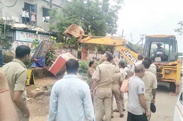 ‘ସମ୍ବାଦ’ ପ୍ରଭାବ: ଶିକ୍ଷାନୁଷ୍ଠାନ ନିକଟରୁ ଉଚ୍ଛେଦ ହେଲା ୧୧୧ ଦୋକାନ