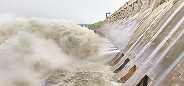 ହୀରାକୁଦ ଡ୍ୟାମ୍‌ର ୮ଟି ଗେଟ୍‌ ବନ୍ଦ, ୨୦ଟି ଗେଟ୍‌ ମାଧ୍ୟମରେ ବନ୍ୟାଜଳ ନିଷ୍କାସନ ଜାରି