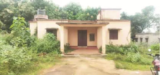 ଉଦ୍‌ଘାଟନର ୨ ବର୍ଷ ପରେ ବି କାର୍ଯ୍ୟକ୍ଷମ ହେଉନି ସରକାରୀ ହୋମିଓପ୍ୟାଥି ଚିକିତ୍ସାଳୟ, ଭଙ୍ଗା ଘରେ ବିପଦସଂକୁଳ ଭାବରେ ଚାଲିଛି ଚିକିତ୍ସା କାର୍ଯ୍ୟ