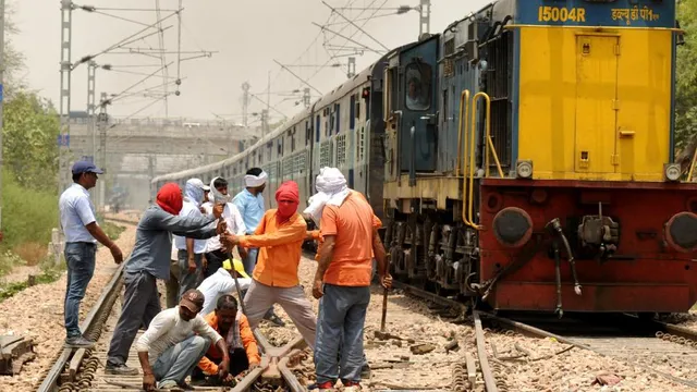 ଧାନବାଦରେ ରେଳବାଇ ଟ୍ରାକ୍‌ମ୍ୟାନ୍‌ କାମ କରୁଛନ୍ତି ଆଇଆଇଟି-ମୁମ୍ବାଇର ଏମ୍‌. ଟେକ୍‌. ଡିଗ୍ରୀଧାରୀ ଶ୍ରବଣ କୁମାର