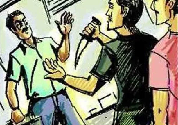 ଲକ୍‌ଡାଉନ୍‌କୁ ବଳିଗଲା ଲୁଟ୍‌ ଦୁଃଖ : ୧୨ କିମି ଚାଲିଚାଲି ଆସି ଦରମା ଟଙ୍କା ଧରି ଫେରୁଥିଲେ, ବାଟରେ ଛୁରୀ ଦେଖାଇ ଲୁଟିନେଲେ