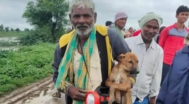 ବନ୍ୟା ଜଳ ମାଡ଼ି ଆସୁଥିବା ଦେଖି ମଧ୍ୟ ନିଜ ପୋଷା କୁକୁରର ହାତ ଛାଡ଼ି ନଥିଲେ ବୃଦ୍ଧ, ତା’ ପରେ...