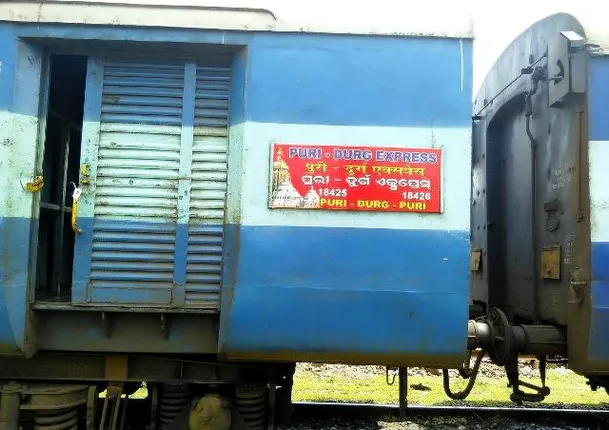 ଟ୍ରେନ୍‌ରୁ ବାହାରିଲା ଧୂଆଁ, ଯାତ୍ରୀ ଛାନିଆ