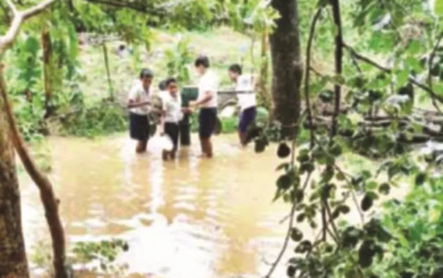 ପିଇବା ପାଣି ପାଇଁ କଲବଲ ହେଉଛନ୍ତି ଛାତ୍ରଛାତ୍ରୀ, ଆଣ୍ଠୁଏ ପାଣିରେ ପଶିଲେ ମିଳୁଛି ପିଇବା ପାଣି