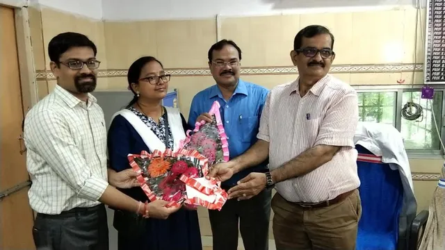 ରାସ୍ତାରେ ମହିଳାଙ୍କୁ ପ୍ରସବ କରାଇବାରେ ସହାୟତା କରିଥିବା ଦୁଇ ଡାକ୍ତର ସମ୍ବର୍ଦ୍ଧିତ