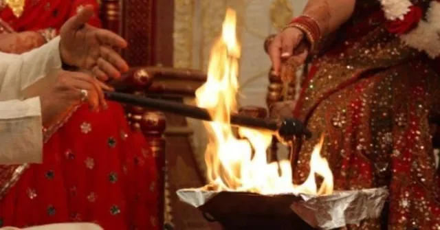 ବିବାହର ଦୁଇ ସପ୍ତାହ ପରେ ବିବାହ କରାଇଥିବା ପୂଜାରୀଙ୍କ ସହ ଫେରାର ହେଲେ ନବବଧୂ