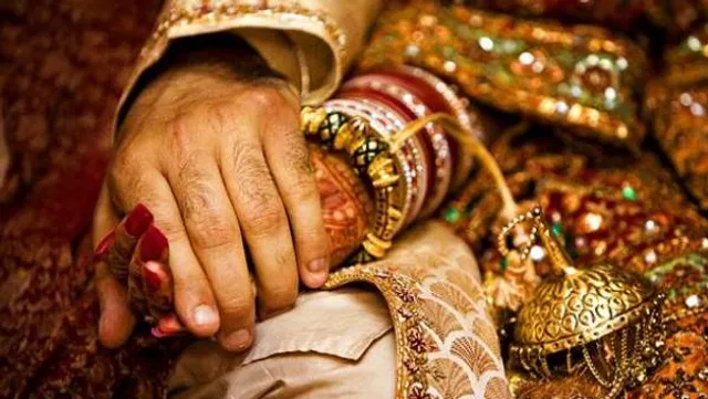 ୨ ମହିଳା ଜଣେ ପୁରୁଷକୁ ବାହାହେବାକୁ ଚାହିଁବାରୁ ପଞ୍ଚାୟତ ଟସ୍ ପକାଇଲା