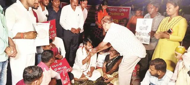 ମଦ ବନ୍ଦ ଦାବିରେ ୧୩ ଦିନ ଆମରଣ ଅନଶନ, ସରକାରୀ ପ୍ରତିଶ୍ରୁତି ପରେ ପ୍ରତ୍ୟାହୃତ