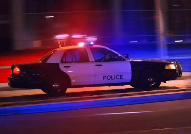 ମଦ୍ୟପ ଗାଡ଼ି ଚାଳକଙ୍କ ଗାଡ଼ି ଅଟକାଇ ନିଜ ଗାଡ଼ିରେ ବସାଇଲା ପୁଲିସ୍‌, ପୁଲିସ୍‌ ଗାଡ଼ି ଭିତରେ ବି ଘନିଷ୍ଠ ହେଲେ ପ୍ରେମୀଯୁଗଳ