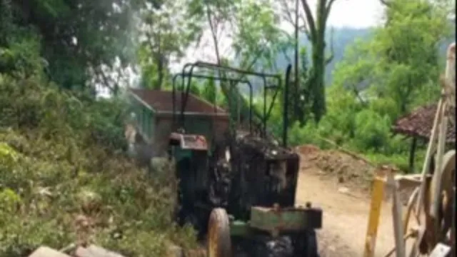 ରାସ୍ତା କାମରେ ନିୟୋଜିତ ହୋଇଥିବା ଟ୍ରାକ୍ଟର ଓ ଜେସିବିକୁ ଜାଳି ଦେଲେ ନକ୍ସଲ