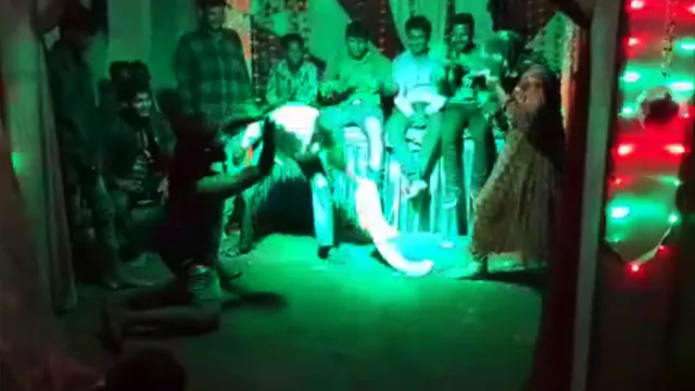 ଏମିତି ବି ଆସେ ମୃତ୍ୟୁ ! ବିସର୍ଜନ ସମୟରେ ଯୁବତୀଙ୍କ ସହ ନାଗୀନ୍ ନୃତ୍ୟ କରୁଥିବା ବେଳେ ଚାଲିଗଲା ଯୁବକଙ୍କ ଜୀବନ: ଭିଡିଓ ଦେଖନ୍ତୁ