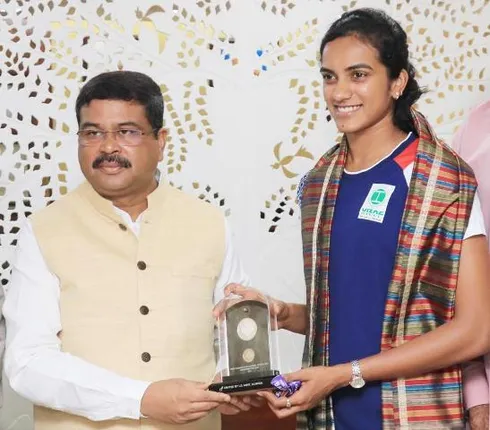 ପି ଭି ସିନ୍ଧୁଙ୍କୁ ସମ୍ବର୍ଦ୍ଧିତ କଲେ କେନ୍ଦ୍ର ମନ୍ତ୍ରୀ