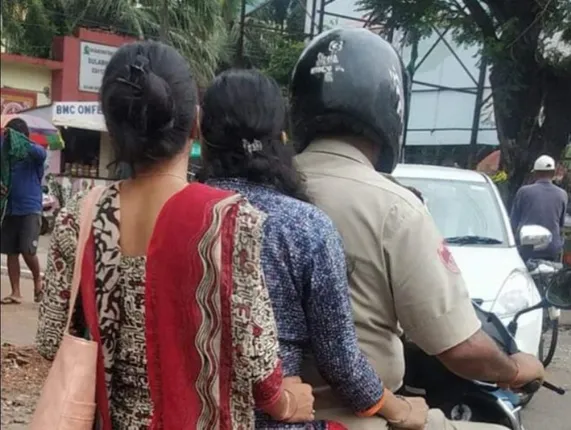 ଦୁର୍ଘଟଣାରେ ଆହତ ଯୁବତୀଙ୍କୁ ବାଇକରେ ବସାଇ ଡାକ୍ତରଖାନା ନେଲେ ପୁଲିସବାବୁ