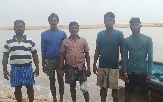 ଗଭୀର ସମୁଦ୍ରରେ ଓଲଟି ପଡ଼ିଲା ଡଙ୍ଗା: ମୃତ୍ୟୁ ମୁହଁରୁ ବର୍ତ୍ତିଲେ ୫ ମତ୍ସ୍ୟଜୀବୀ