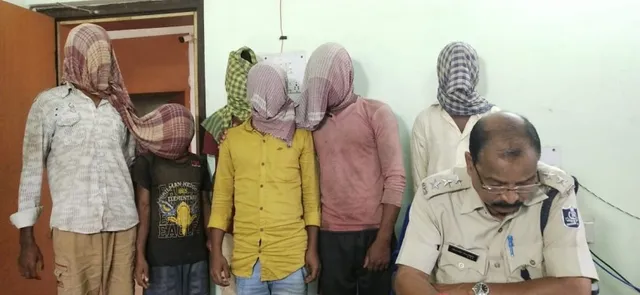 ଡାହାଣୀ ସନ୍ଦେହରେ ମାଆ ଓ ଝିଅଙ୍କୁ ହତ୍ୟା ମାମଲା : ବିଦ୍ୟୁତ୍‌ ଖୁଣ୍ଟରେ ବାନ୍ଧି ପିଟି ପିଟି ମାରିଥିଲେ, ୬ ଗ୍ରାମବାସୀ ଗିରଫ, ଜଣେ ଫେରାର୍‌