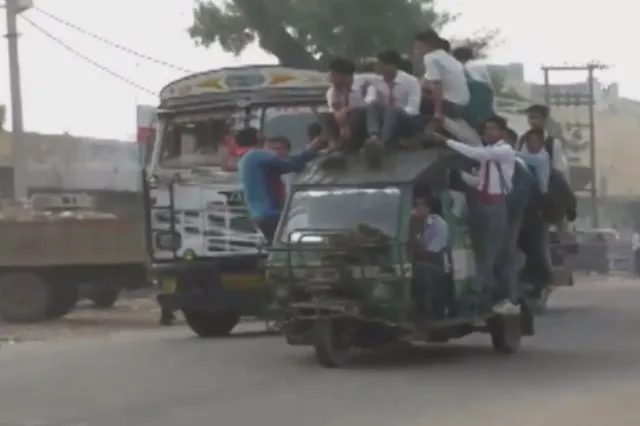 ଉତ୍ତରପ୍ରଦେଶ: ଟ୍ରାଫିକ ନିୟମକୁ ଉଲଂଘନ, ଅଟୋ ଉପରେ ବସିଲେ ଅନେକ ଛାତ୍ର