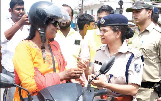 କଳ୍ପନା ଛକରେ ଟ୍ରାଫିକ ସଚେତନତା : ଫାଇନ୍‌ କାଟିଲେ, ହେଲ୍‌ମେଟ୍‌ ପିନ୍ଧାଇଲେ ପୁଲିସ୍