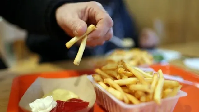 ଦୃଷ୍ଟିଶକ୍ତି ହରାଇଲେ ଆଳୁ ଫ୍ରେଞ୍ଚ୍‌ ଫ୍ରାଇଜ୍‌, ପ୍ରିଙ୍ଗ୍‌ଲ୍‌ ଆଳୁ ଚିପ୍‌ସ୍‌ ଏବଂ ମଇଦା ପାଉଁରୁଟି ଖାଇ ବଞ୍ଚିଥିବା ତରୁଣ