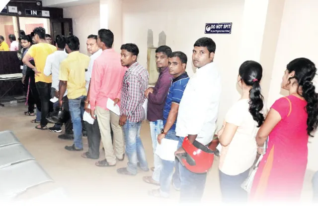 ନୂଆ ମୋଟର ଯାନ ଆଇନ ଲାଗୁ ହେବା ପରେ ଉଠୁଛି ପଡ଼ୁଛି ଆର୍‌ଟିଓ ଅଫିସ