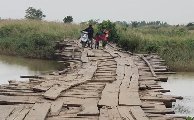 ବିପଦକୁ ନିମନ୍ତ୍ରଣ କରୁଛି ବୋଇତଭଙ୍ଗା କାଠ ପୋଲ : ବିପଦସଙ୍କୁଳ ଅବସ୍ଥାରେ ଯାତାୟାତ କରୁଛନ୍ତି ୧୦ଟି ପଞ୍ଚାୟତର ଲୋକ