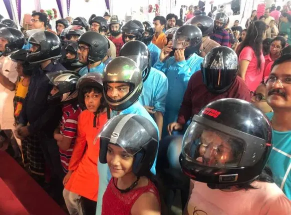 ସୁରଟରେ ଦେଖିବାକୁ ମିଳିଲା ଅଜବ ଦୃଶ୍ୟ, ହେଲ୍‌ମେଟ୍‌ ପିନ୍ଧି ଗଜାନନଙ୍କୁ ବିଦାୟ ଦେଲେ ଭକ୍ତ