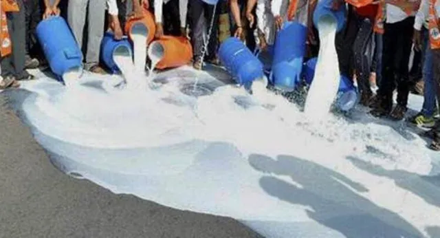 ଓଡ଼ିଶା ଦୁଗ୍ଧଚାଷୀ ମହାସଂଘର ଚେତାବନୀ:  ଦାମ୍ ନ ବଢିଲେ, ରାସ୍ତାରେ କ୍ଷୀର ଢାଳିବାକୁ ବାଧ୍ୟ ହେବେ ଦୁଗ୍ଧ ଚାଷୀ