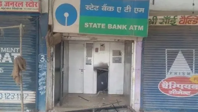 ଭିଡିଓରେ ଦେଖନ୍ତୁ ଟଙ୍କା ବାହାର ନ କରି ପାରିବାରୁ କିଭଳି ଏଟିଏମ୍‌ ମେସିନ୍‌କୁ କାର୍‌ରେ ବାନ୍ଧି ନେଇଗଲେ ଚୋର