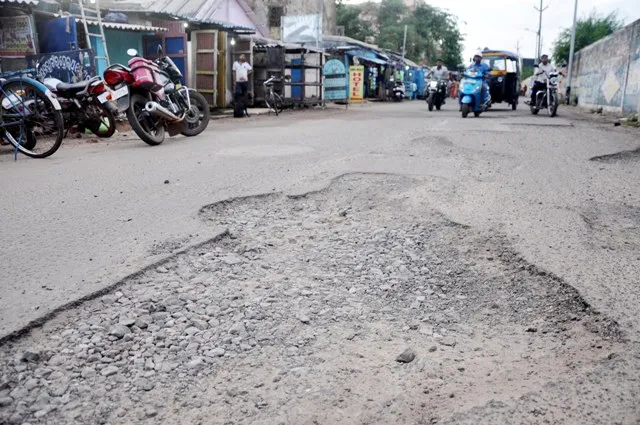 ଦୟନୀୟ ଅବସ୍ଥାରେ ପୁରୀ ରେଳ ଷ୍ଟେସନ୍ ଓ ଏହା ସଂଲଗ୍ନ ରାସ୍ତା : ଦୈନିକ ଘଟୁଛି ଛୋଟବଡ଼ ଦୁର୍ଘଟଣା, ଦୁର୍ଦ୍ଦଶା ଭୋଗୁଛନ୍ତି ଭକ୍ତ ଓ ପର୍ଯ୍ୟଟକମାନେ