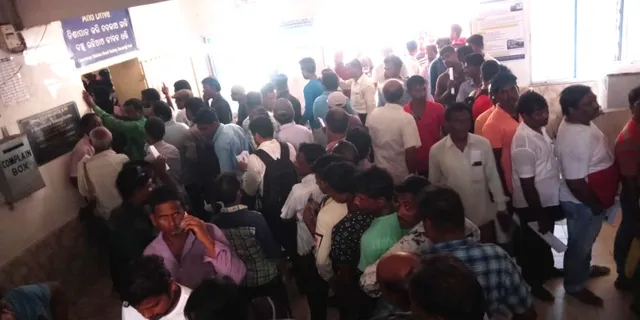 ପୁରୀ ଆରଟିଓରେ ଅଭାବନୀୟ ସ୍ଥିତି : ଆବଶ୍ୟକ କର୍ମଚାରୀ ନଥିବାରୁ ଅଧିକ କାଉଣ୍ଟର ଖୋଲା ଯାଇପାରୁନାହିଁ, ଲମ୍ବାଧାଡିରେ ଘଣ୍ଟା ଘଣ୍ଟା ଧରି ଠିଆ ‌ହେବାକୁ ପଡୁଛି ବରିଷ୍ଠ ନାଗରିକଙ୍କୁ