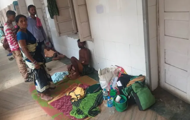 ବୁର୍ଲା ହସ୍‌ପିଟାଲ: ମେଡିସିନ ୱାର୍ଡ ବାରଣ୍ଡାରେ ଗଡ଼ୁଛନ୍ତି ରୋଗୀ, ଗୁରୁତର ହେଉଛି ରୋଗୀଙ୍କ ଅବସ୍ଥା