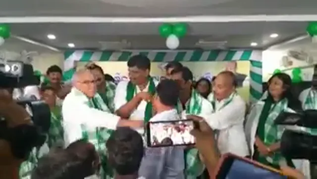 ସମର୍ଥକଙ୍କୁ ଚାପୁଡ଼ା ମାରି ବ୍ରହ୍ମପୁର ସା˚ସଦ ଅଡ଼ୁଆରେ