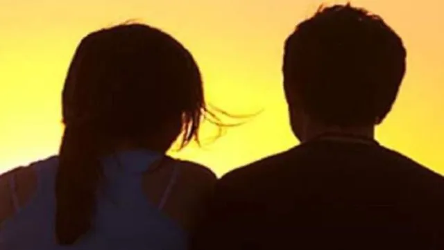 ପ୍ରେମିକ ସହ ଫିଲ୍ମ ଦେଖୁଥିବା ବେଳେ ସ୍ୱାମୀ ହାତରେ ଧରା ପଡ଼ିଲା ସ୍ତ୍ରୀ, ତା’ ପରେ.....