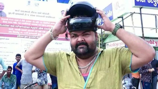 ବିନା ହେଲମେଟରେ ଗାଡ଼ି ଚଳାଉଥିବା ସମୟରେ ଟ୍ରାଫିକ୍‌ ପୁଲିସ ହାବୁଡରେ ପଡ଼ିଲେ ଏହି ବ୍ୟକ୍ତି, କିନ୍ତୁ କଟିଲା ନାହିଁ ଚାଲାଣ