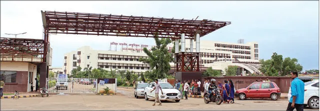 ଏମିତି ବ୍ୟବସ୍ଥିତ ଆମ ‘ଏମ୍‌ସ’ ! ରୋଗୀ ଓ ସଂପକର୍କୀୟଙ୍କୁ  ଦୁର୍ବ୍ୟବହାର କରୁଛନ୍ତି ସୁରକ୍ଷାକର୍ମୀ