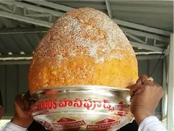 ନୂଆ ରେକର୍ଡ : ୧୭.୬ ଲକ୍ଷ ଟଙ୍କାରେ ବିକ୍ରି ହେଲା ୨୧ କିଲୋ ଓଜନର ଗଣେଶଙ୍କ ପ୍ରସାଦ ଲଡୁ