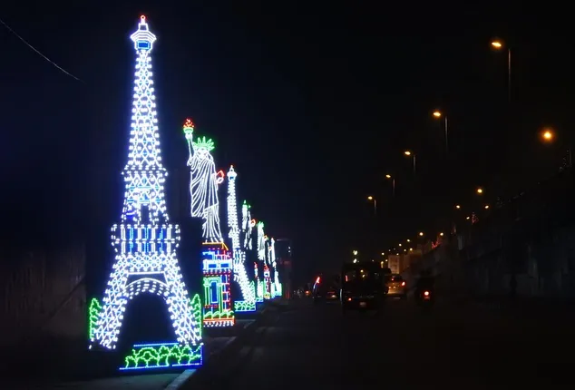 ଦୁର୍ଗାପୂଜା: ଏଲଇଡି ଲାଇଟ୍‌ରେ ଝଲସୁଛି ଜାତୀୟ ରାଜପଥ ପାର୍ଶ୍ୱ।