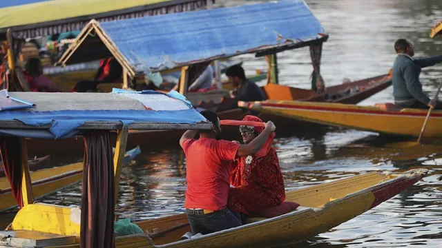 ଭ୍ରମଣ ନିଷେଧ କରାଯିବାର ଦୁଇ ମାସ ପରେ ଆଜି ପର୍ଯ୍ୟଟକମାନଙ୍କ ନିମନ୍ତେ ଖୋଲିଲା କଶ୍ମୀର ଉପତ୍ୟକା
