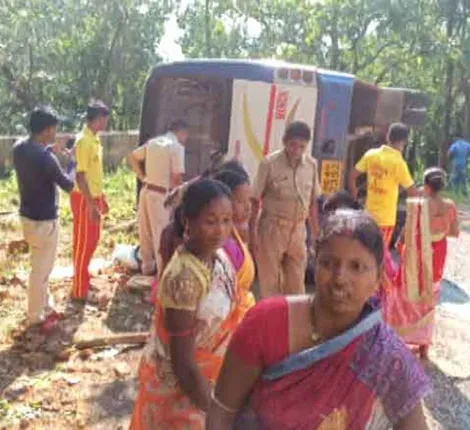 କାଞ୍ଜିପାଣି ଘାଟିରେ ବସ୍‌ ଓଲଟି ୬ଶିଶୁଙ୍କ ସମେତ ୧୩ ଯାତ୍ରୀ ଗୁରୁତର