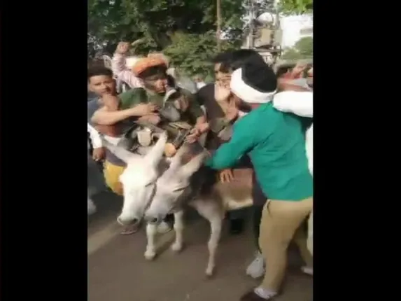 ଗଧ ଉପରେ ଜୋତାମାଳ ପକାଇ କାହିଁକି ବସିଲେ ନେତା ?