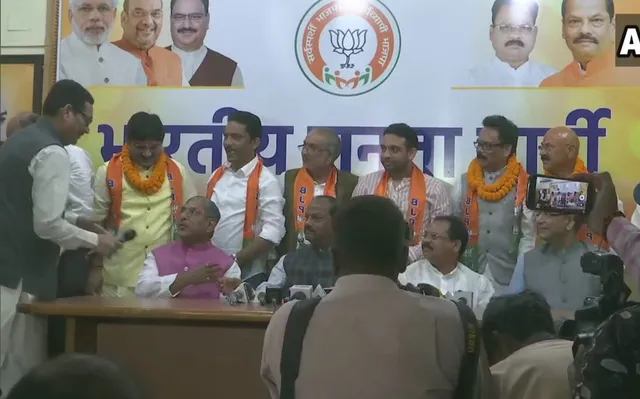 ଝାଡ଼ଖଣ୍ଡରେ କଂଗ୍ରେସ-ଜେଏମ୍‌ଏମ୍‌କୁ ଝଟ୍‌କା : ବିଜେପିରେ ଯୋଗଦେଲେ ୬ ବିଧାୟକ