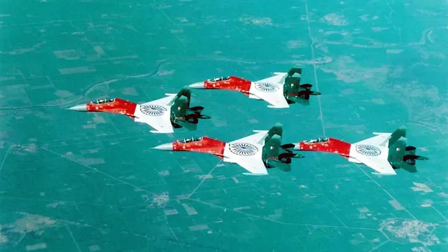 ବାୟୁସେନାର ଲଢ଼ୁଆ ସୁଖୋଇ ଓ ହକ୍‌ ଜେଟ୍‌ ପୂର୍ବ ଭାରତର ୬ଟି ବେସାମରିକ ବିମାନ ବନ୍ଦରରେ କଲେ ସମରାଭ୍ୟାସ; ଅବତରଣ କରିବା ସହ ଭରିଲେ ଉଡ଼ାଣ