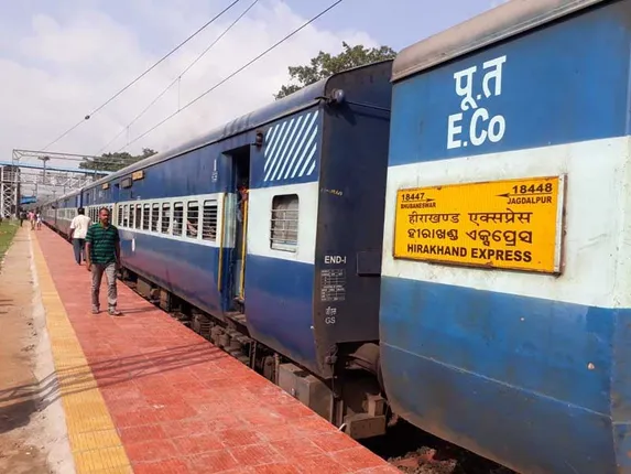 ହୀରାଖଣ୍ଡ ଏକ୍ସପ୍ରେସ୍ ଇଞ୍ଜିନରେ ତ୍ରୁଟି, ଜଙ୍ଗଲ ଭିତରେ ୩ ଘଣ୍ଟା ଫସିଲା