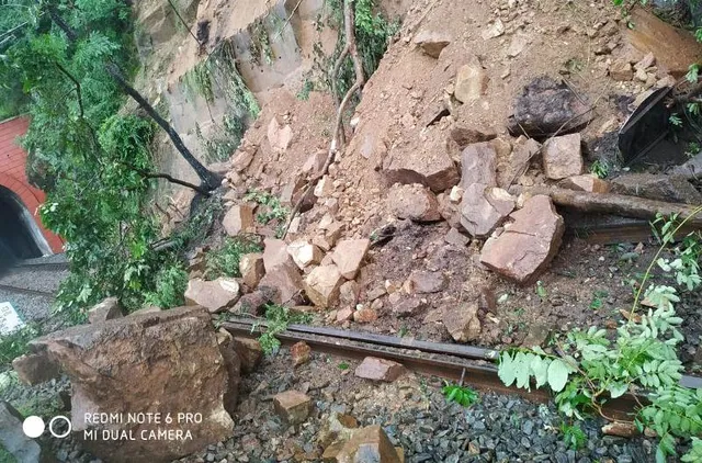 ରେଳଲାଇନରେ ଖସିଲା ମାଟି ଅତଡା, ଚାଲିଲା ବର୍ଷା ପାଣି, ଟ୍ରେନ୍‌ ଭିତରେ ୪ ଘଣ୍ଟା ଫସିଲେ ମନ୍ତ୍ରୀ