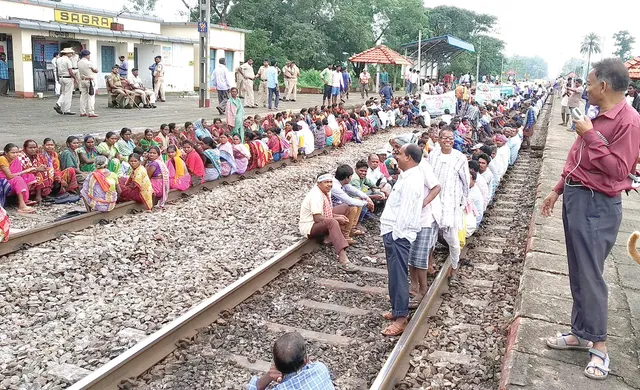 ରେଳ ରୋକିଲେ ହଜାର ହଜାର ଚାଷୀ : ବାମରା ଓ ସଗରାରେ ୪ ଘଣ୍ଟା ରେଳ ଚଳାଚଳ ବ୍ୟାହତ